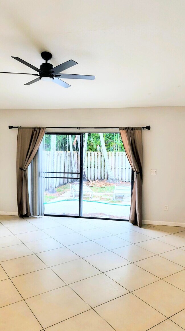 Building Photo - 1170 Staghorn St