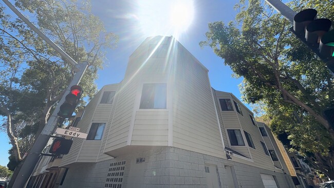 Building Photo - EPIC REA: Charming 2Bed/1Bath Condo w/ Parking