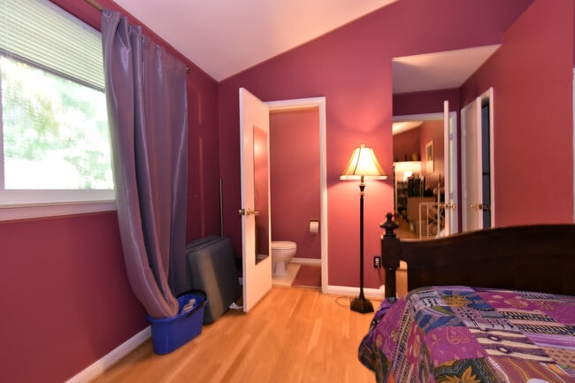 Building Photo - Fantastic 4 bedroom, 2 full bath, 2 half bath home in Close in Silver Spring!