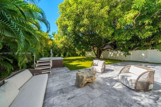 Building Photo - 3166 Royal Palm Ave