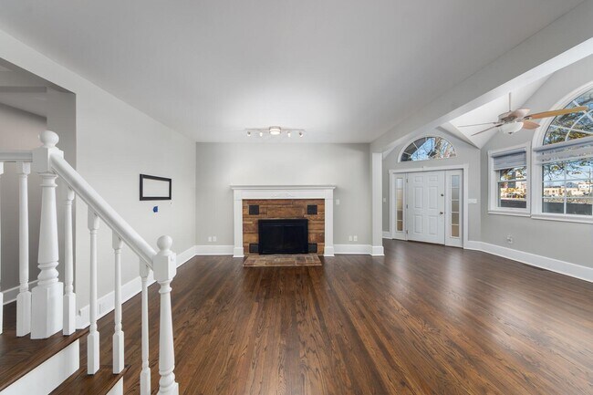 Building Photo - 270 S Center St