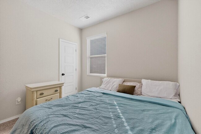 Building Photo - 10650 Valedon Ln SW