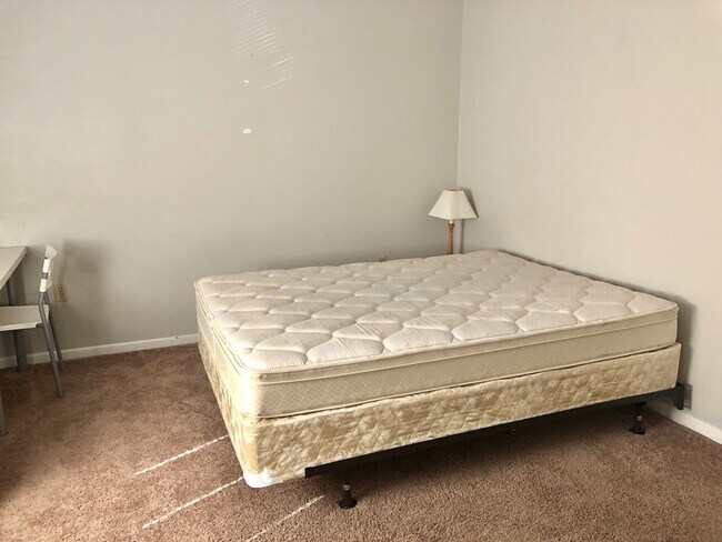 Building Photo - Flexible Lease Term Available for 2 Bed/1.5 Bath Townhome!