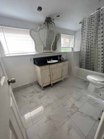 Building Photo - 100 NE 43rd St