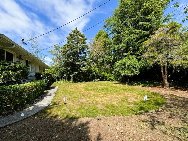 Building Photo - 7605 Sunset Cir W