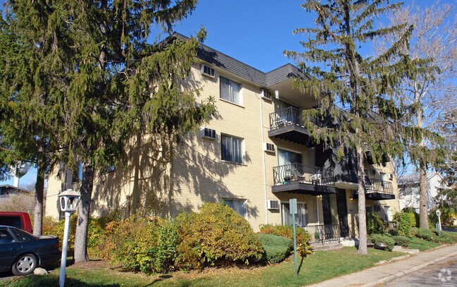 Building Photo - 10S472 Echo Ln