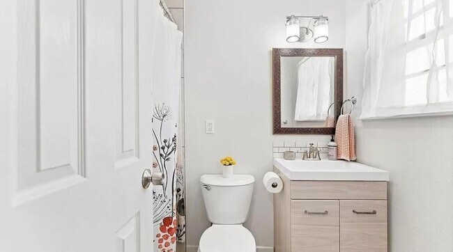 Building Photo - PRE-LEASING for JULY - Modern Chic 3 Bedroom Home