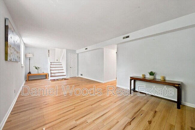 Building Photo - 409 Dutton St