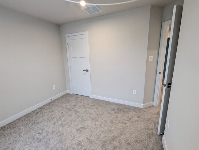 Building Photo - New Build (never lived in) townhouse avail...