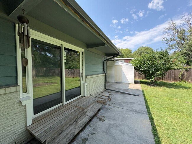 Building Photo - Spacious Home with Attached Garage & Fenced Backyard