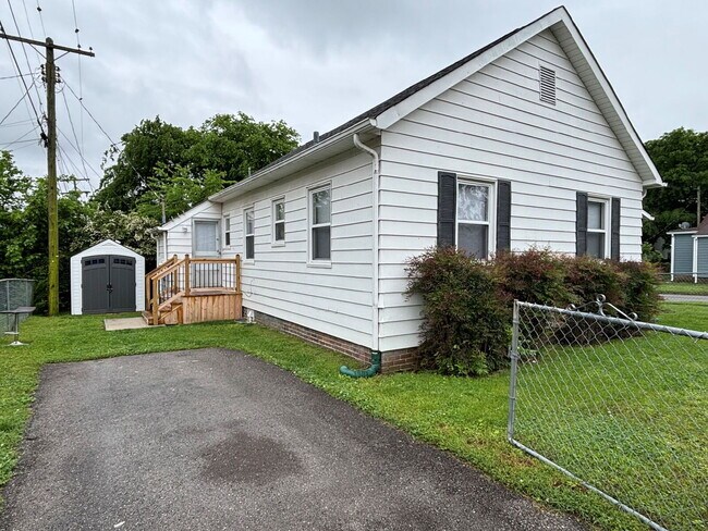 Building Photo - Nicely Remodeled 2BR/1BA near Blue Turtle ...
