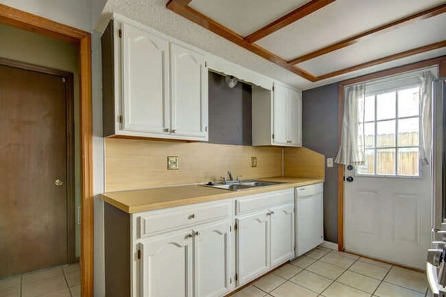 Building Photo - Great little modern and super clean home i...