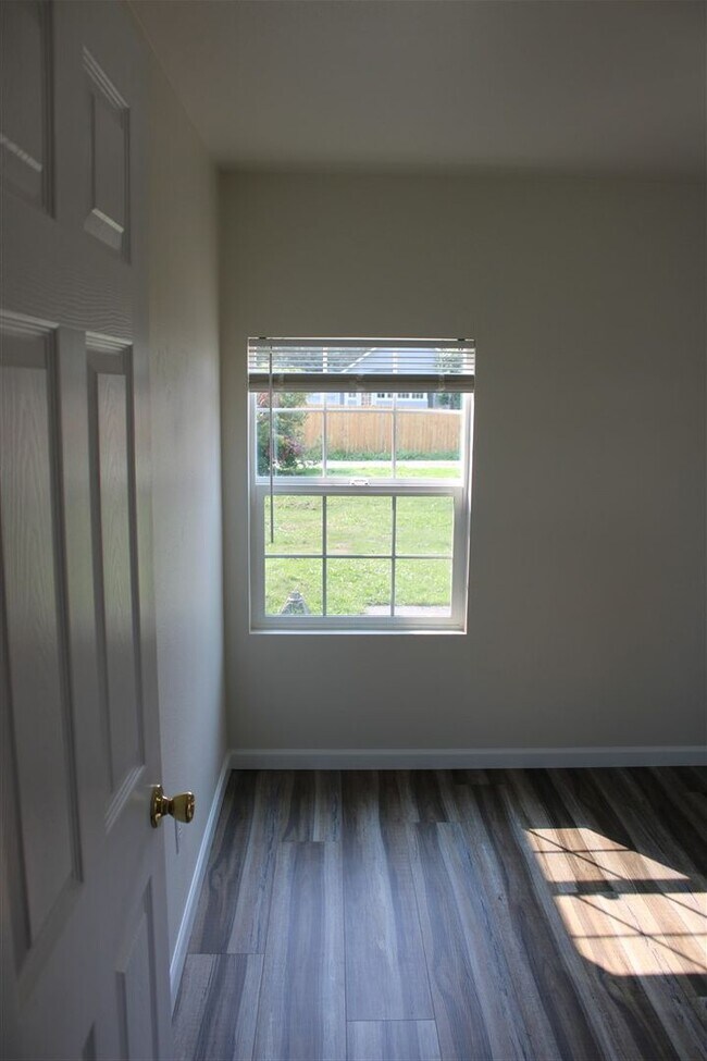 Building Photo - 3 Bedroom, 1.5 Bathroom House! Available now!