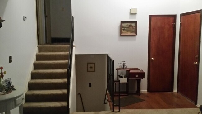 Building Photo - Spacious 3 Bed + Office, 2 Bath Single Fam...