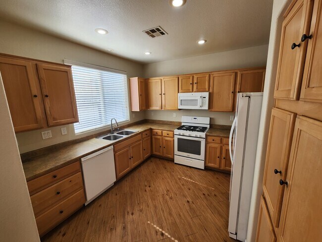 Building Photo - 6229 Majestic Hills Ave