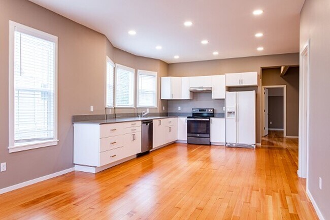 Building Photo - 1715