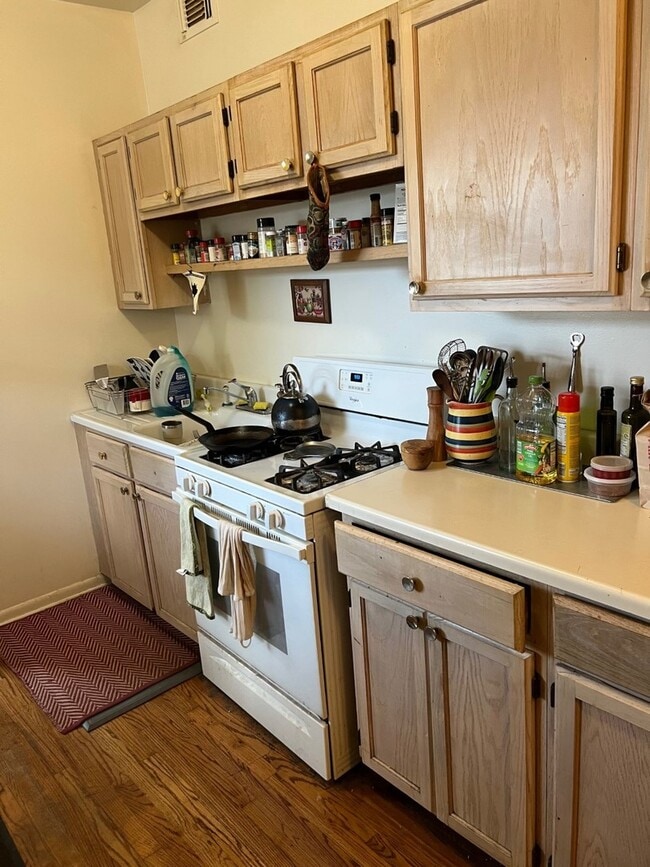 Building Photo - 3840 W Roscoe St