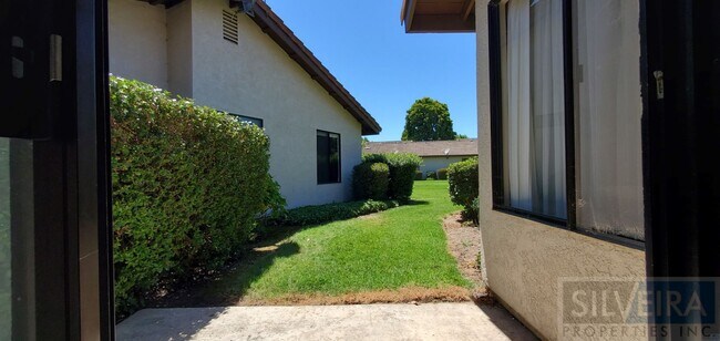 Building Photo - Cozy 2 bedroom 2 Bath home near Stowell and Broadway!