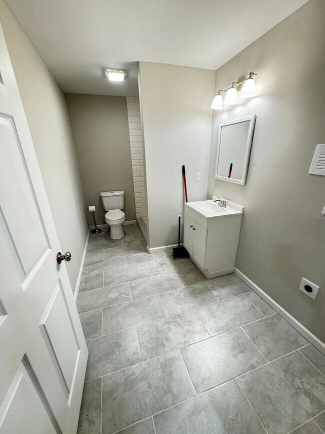 Building Photo - Fully Renovated 3bd/2ba House on Private L...