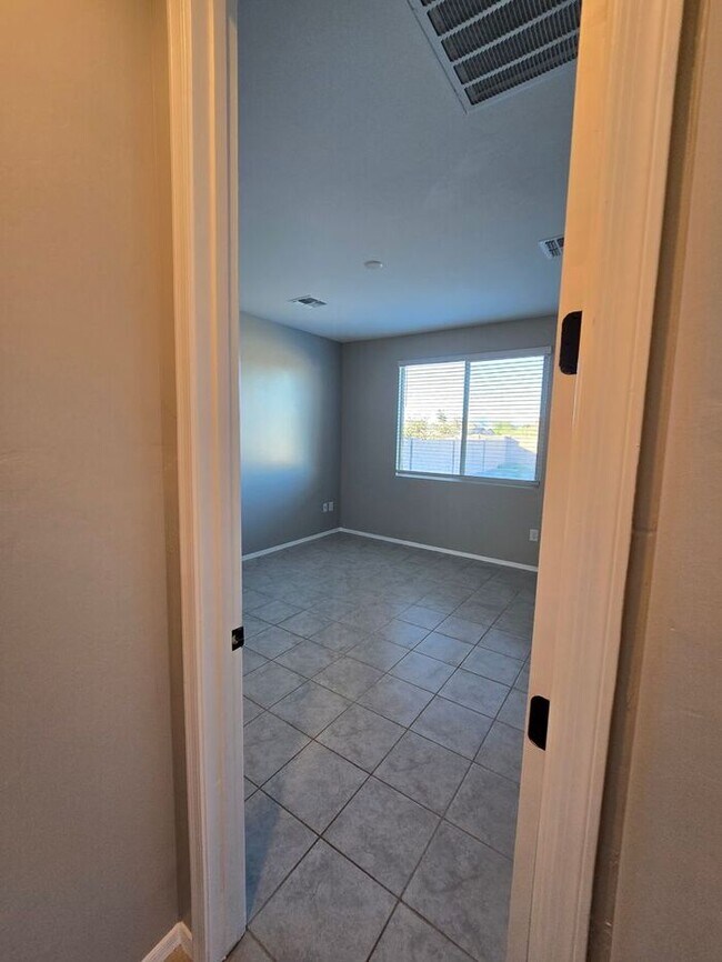 Building Photo - MOVE IN SPECIAL!! 3 Bedroom/ 2 Bath Red Rock Oasis