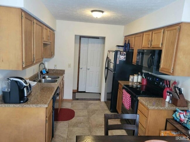 Building Photo - 613 Pines Ln