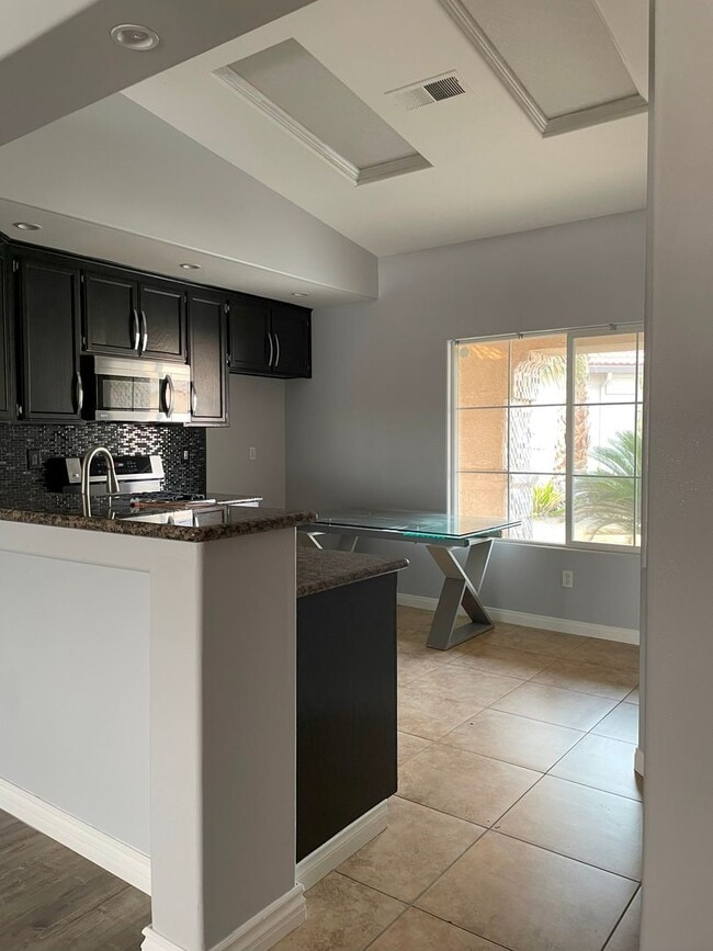 Building Photo - Beautiful NW Bakersfield Home with Lake Ac...