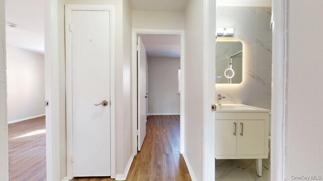 Building Photo - 110-41 62nd Dr