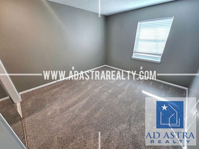 Building Photo - Very Nice 3 Bedroom 2 Bath Duplex in Overland Park-Available NOW!!