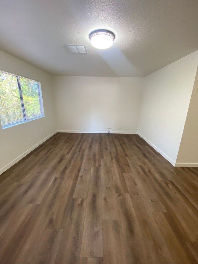 Building Photo - Downtown Duplex