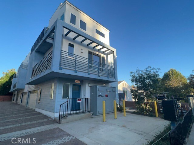Building Photo - 14614 Vanowen St