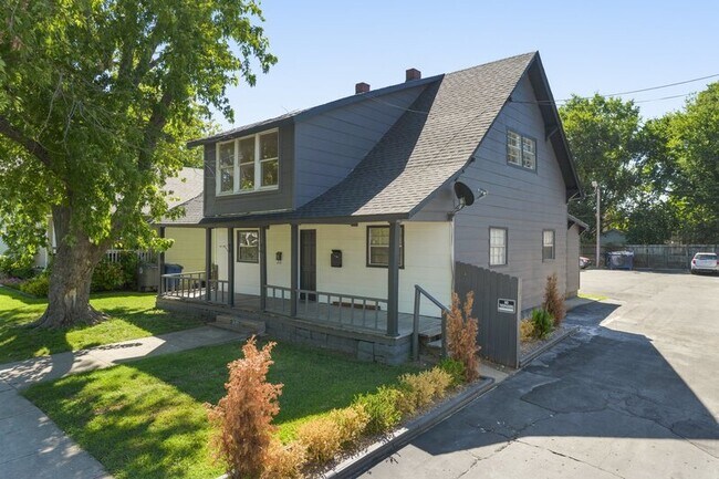 Primary Photo - 2622 E 8th St