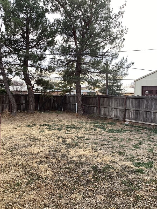 Building Photo - Newly Updated Family Home  Close to Jr. High & High School!  Pets welcome!