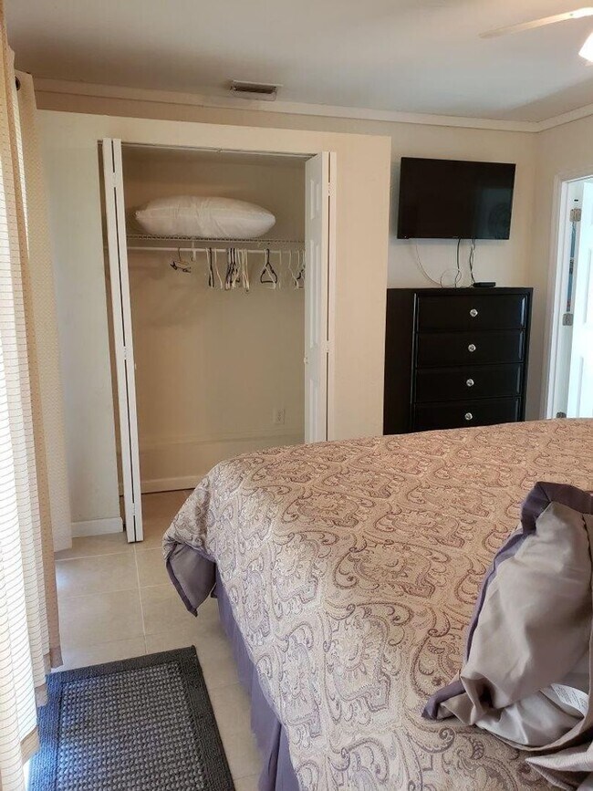 Building Photo - 2BR/2BA Venice Island Duplex