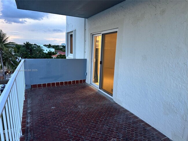 Building Photo - 1790 S Treasure Dr