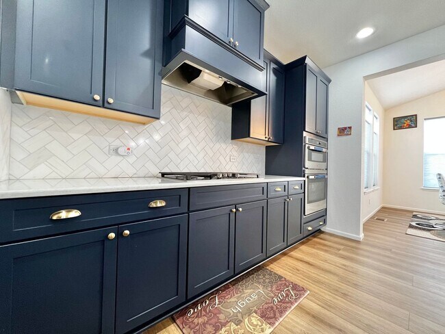 Building Photo - 5636 Bay Hl Dr
