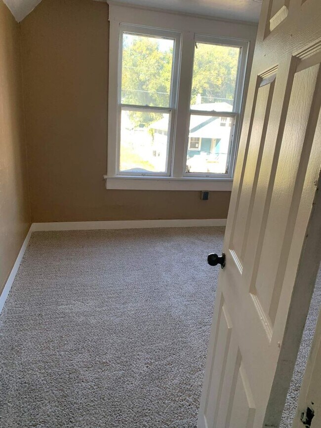 Building Photo - Remodeled 4 bedroom/1bathroom Home