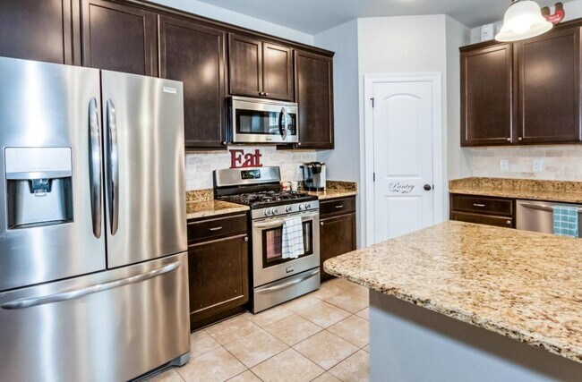 Building Photo - 650 Alder Ln