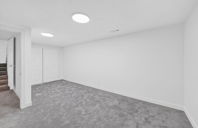 Building Photo - 281 W 2000 S St