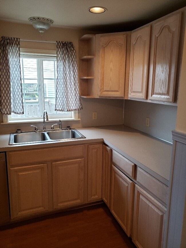 Building Photo - STATUS:RENTED-| R122 | $1795