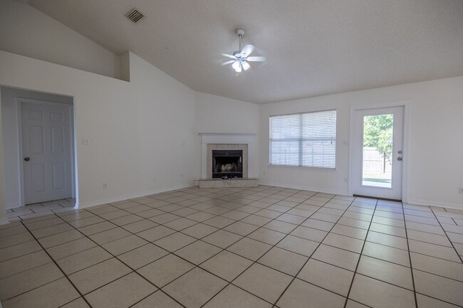 Building Photo - Beautiful Open Floor Plan