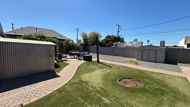 Building Photo - 706 E Whitton Ave