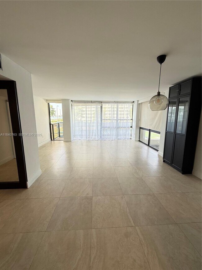 Building Photo - 600 NE 36th St