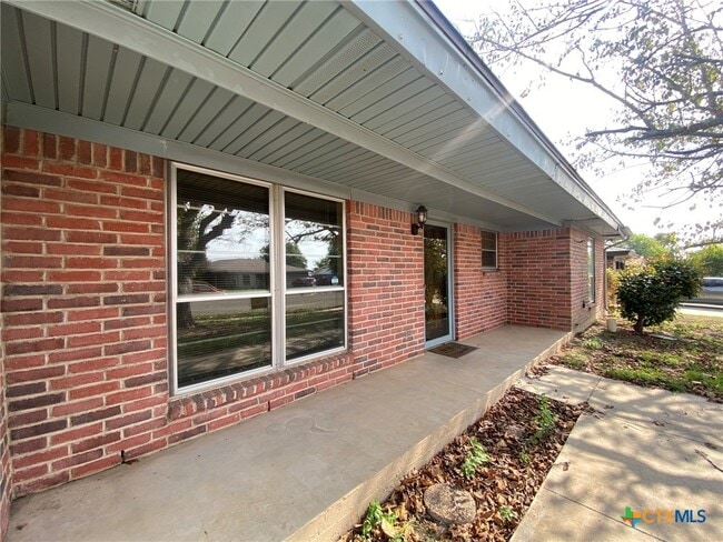 Building Photo - 1613 Miranda Ave