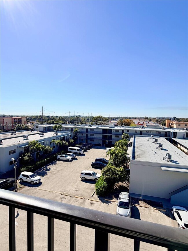 Building Photo - 305 W 68th St