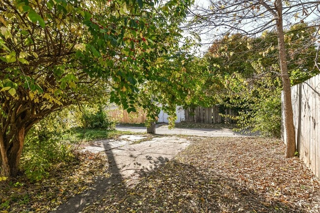 Building Photo - 802 N Denny St