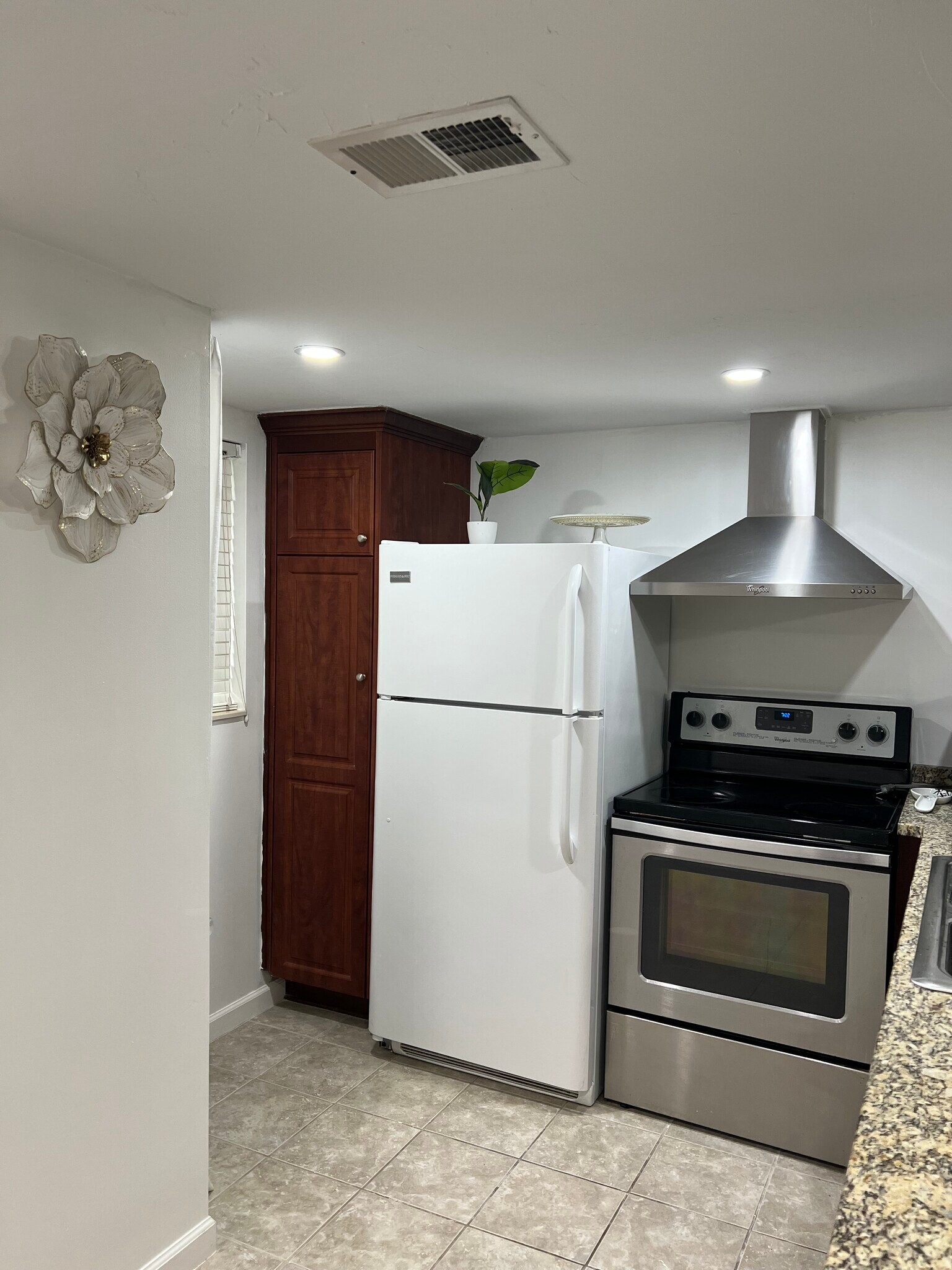 Building Photo - 700 Windsong Cir