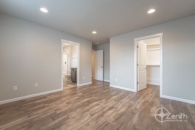 Building Photo - 3 Bedroom Mt. Vista Townhouse! Modern Fini...