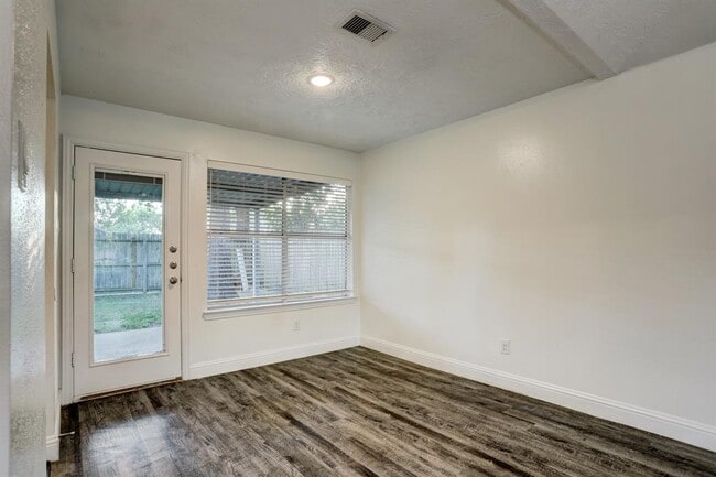 Building Photo - 219 Greenshire Dr