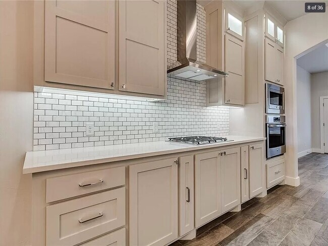 Building Photo - 2605 NE 14th St