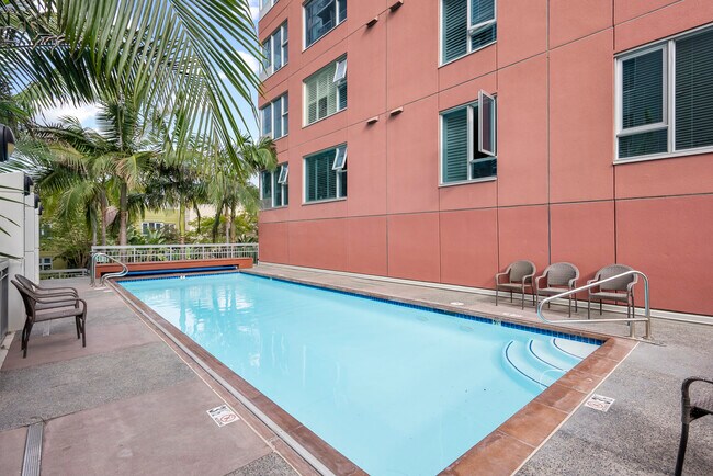 Building Photo - 300 W Beech St